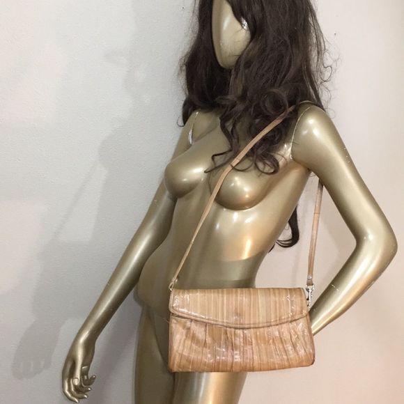 Cream tan colored eelskin shoulder bag - Picture 2 of 7